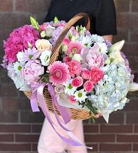 Композиция солнечный день в Ивне Цветочная композиция из Розы, Хризантемы, Пионы и Лизиантусы в корзине в Ивне