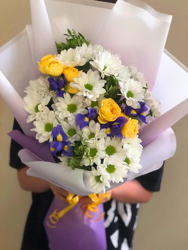 Букет цветов из: Ирисы, Хризантемы и Розы в Ивне