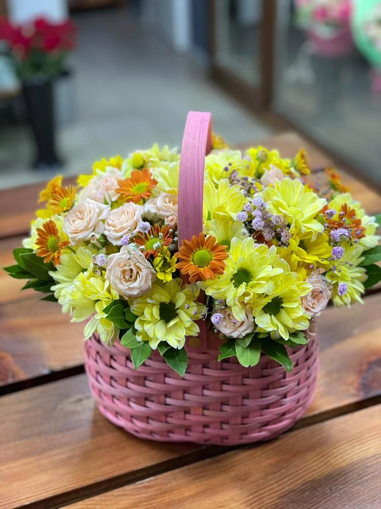 Цветочная композиция из Хризантемы и Розы в корзине в Ивне