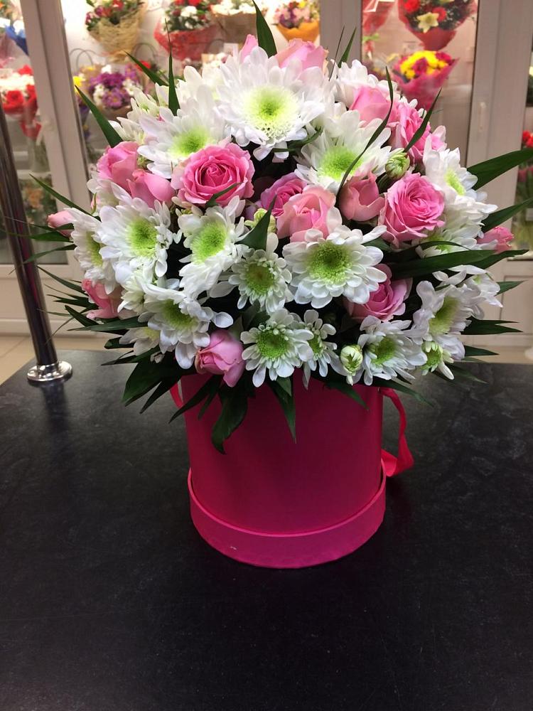 Цветочная композиция из Розы и Хризантемы в шляпной коробке в Ивне