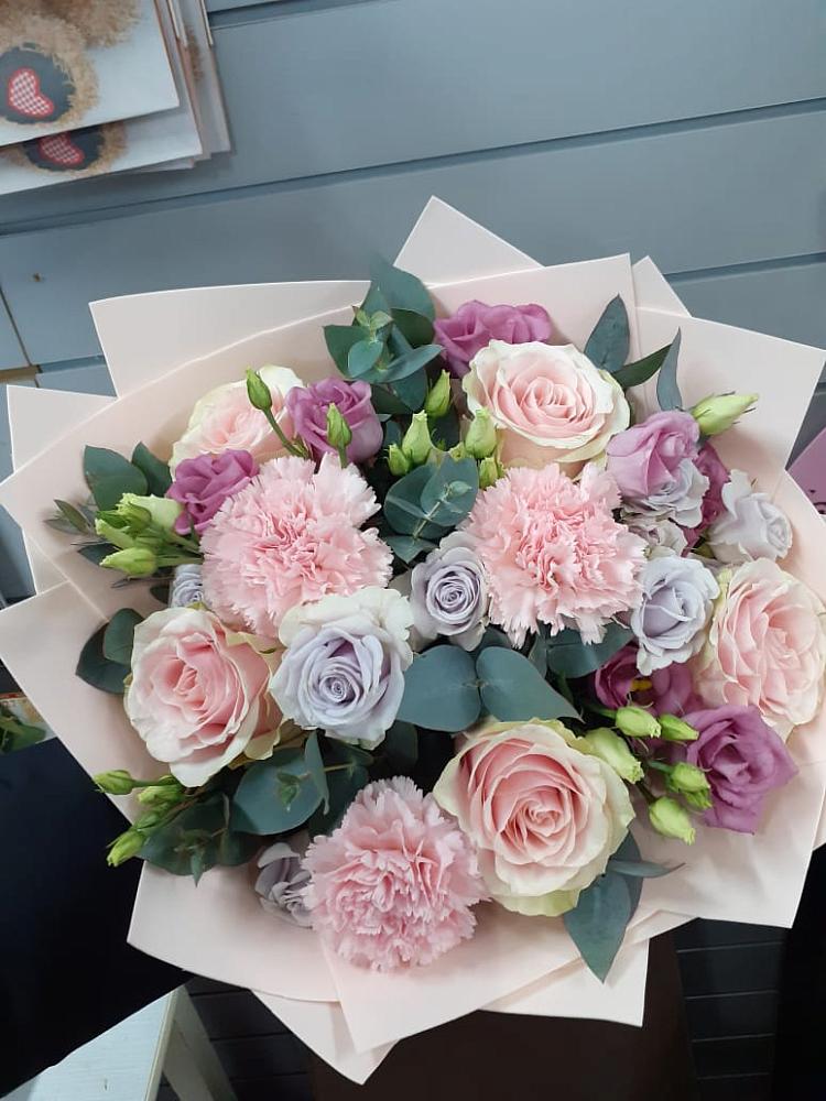 Букет цветов из: Розы, Гвоздики и Лизиантусы в Ивне